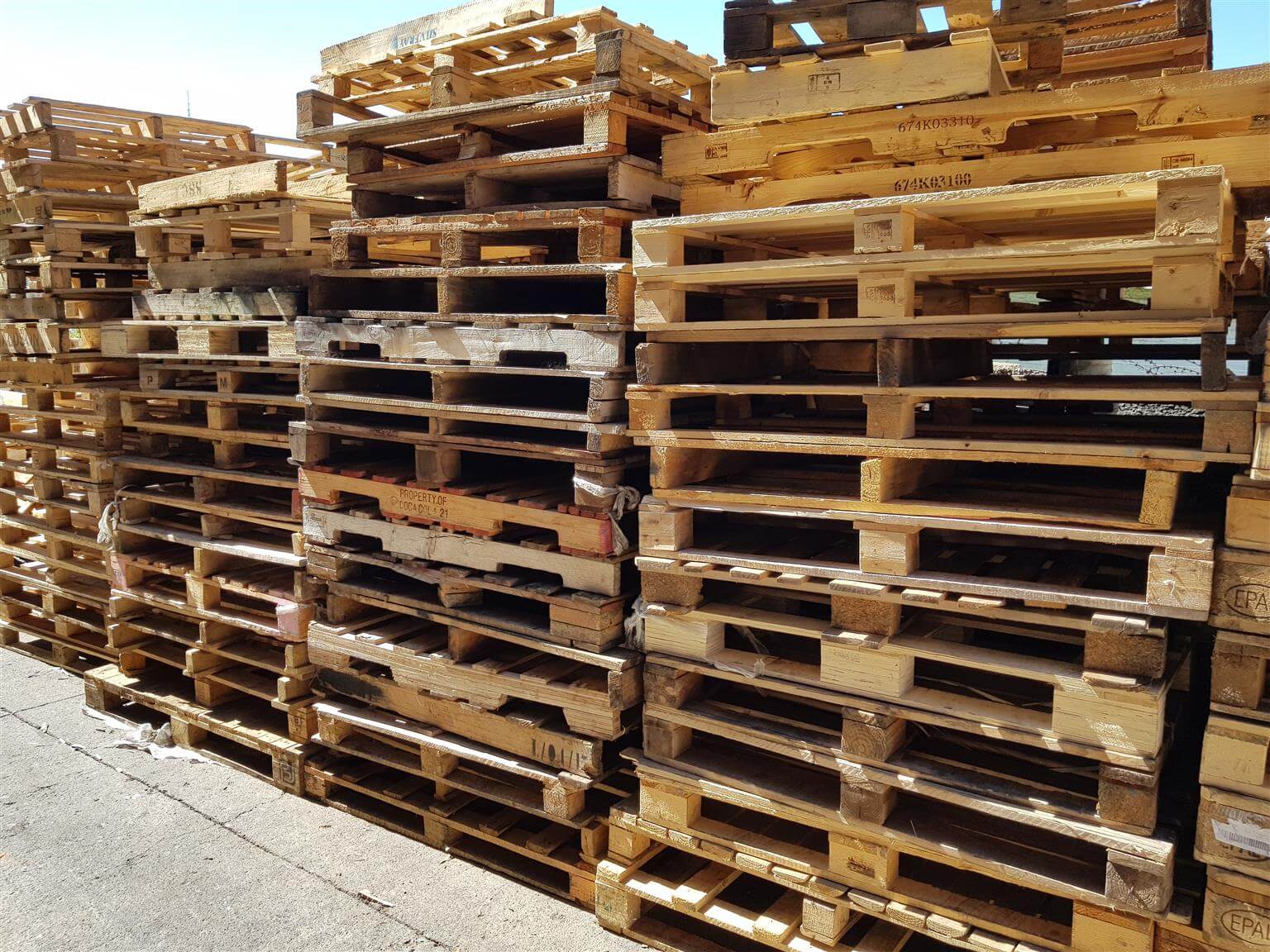 thu mua pallet gỗ , pallet nhựa cũ 